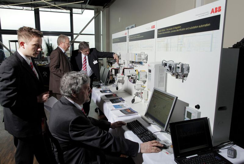 Bei den Leitsystemen konnten die Besucher der Automation Tour selbst ausprobieren und testen  (Bild: ABB)