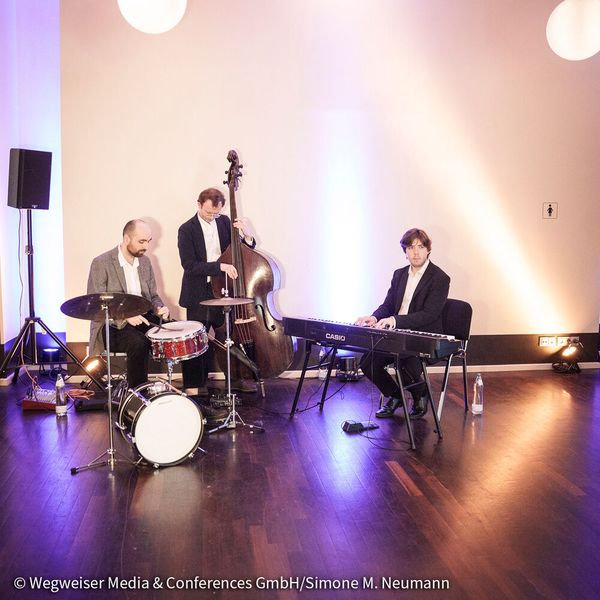 Auch eine Live-Band spielte am ersten Abend. (Bild: © Wegweiser Media & Conferences GmbH / Simone M. Neumann)