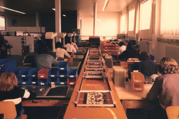 Leiterplattenbestückung 1985: Handbestückung auf halbautomatischen Tischen (Bild: Zollner)