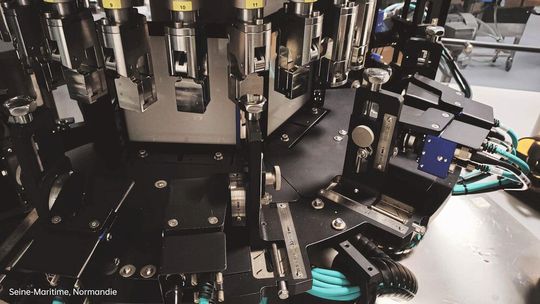 Les ampoules sont placées dans le carrousel pour permettre aux caméras d’acquérir les images nécessaires à l’inspection.(Source :  Aspen NDB)