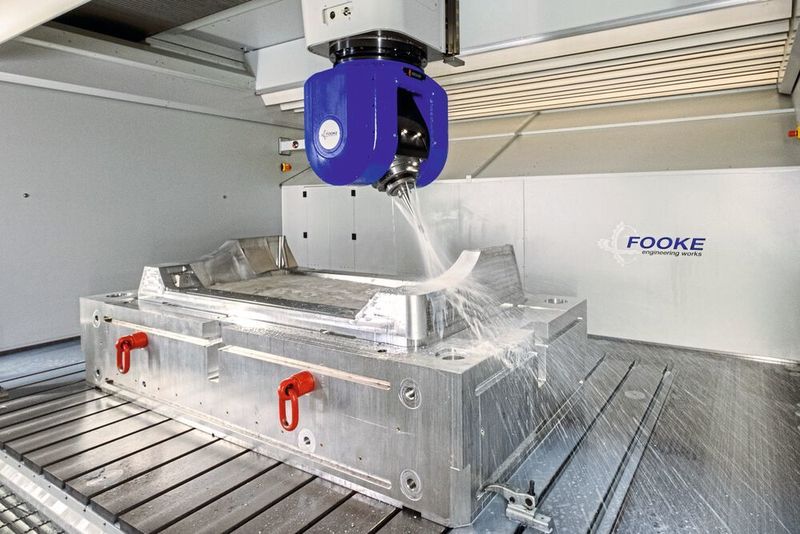 Das Unternehmen AWM Arnstädter Werkzeug- und Formenbau in Thüringen ist ein Hersteller von komplexen Spritzgießwerkzeugen und Sondermaschinen. Mit einer neuen Portalfräsmaschine des Typs Endura 900 Linear Kompakt von Fooke verdoppelt das Unternehmen jetzt das Maximalgewicht von Spritzgusswerkzeugen auf 20 t. (AWM / M. Krummrich)