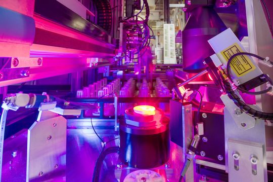 (In dem Sichtprüfautomat werden keramische Mahlscheiben vermessen. So wird sichergestellt, dass die hohen Qualitätsanforderungen eingehalten werden. Bild: Bosch Advanced Ceramics)