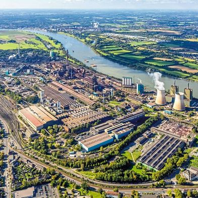 Die Salzgitter-Tochter HKM schließt einen Vertrag mit Tenova über Engineering, Lieferung und Errichtung eines Elektrolichtbogenofens in Duisburg. (Bild: www.luftbild-blossey.de)