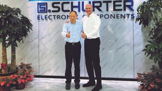 Dr. Li, Geschäftsführer von Biaodi, und Lars Brickenkamp, CEO der Schurter AG (Bild: Schurter AG)