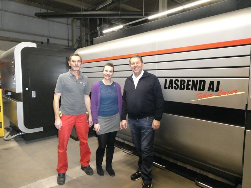Die leitende Redakteurin der Blechnet, Frauke Finus, zu Gast bei BVS. Harald Steiner (rechts) und Vlado Srsan zeigen ihr die vernetzte Fertigung der Laserbend AJ von Amada. (Finus/VCG)