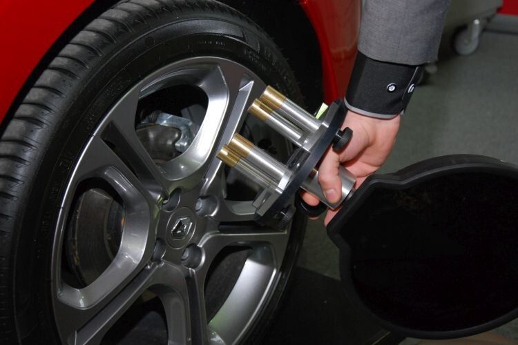 Die Magnetstifte halten den Targeträger auf den Radschrauben. (Foto: Holz)