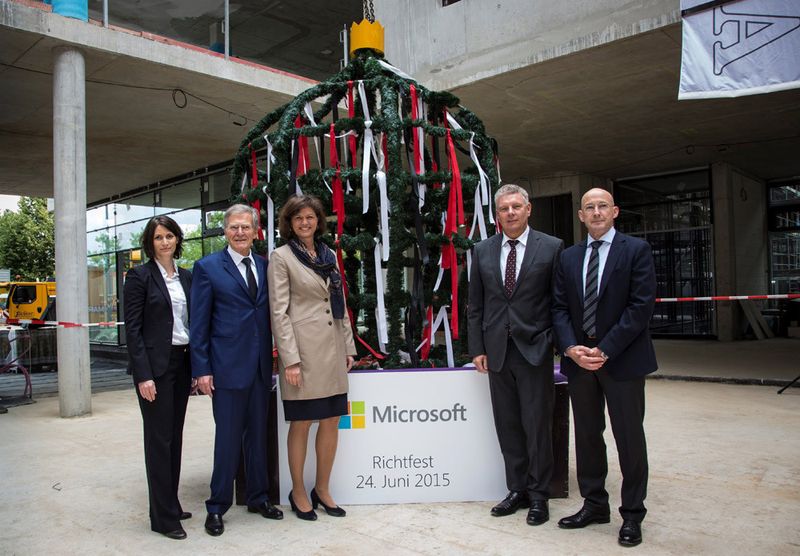 Richtfest der neuen Unternehmenszentrale von Microsoft Deutschland (v.l.n.r.): Dr. Elke Frank (Senior Director Human Resources und Mitglied der Geschäftsleitung Microsoft Deutschland), Dr. Helmut Röschinger (Geschäftsführender Gesellschafter Argenta Unternehmensgruppe), Ilse Aigner (Bayerische Staatsministerin für Wirtschaft und Medien, Energie und Technologie), Dieter Reiter (Oberbürgermeister der Landeshauptstadt München) und Alexander Stüger (Vorsitzender der Geschäftsführung Microsoft Deutschland). (Microsoft)