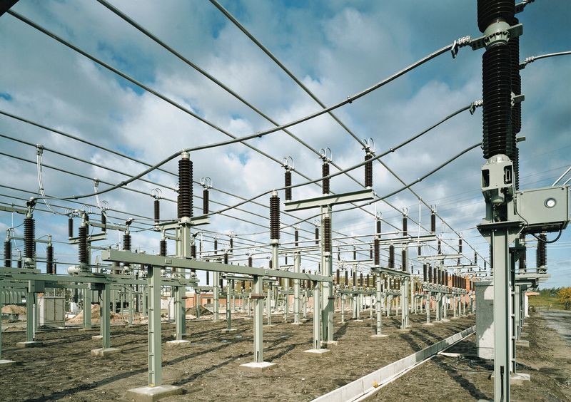 Bild 1: Die Steuerung der Stromversorgung wird wegen der fluktuierenden Einspeisung von Wind- oder Solarenergie immer schwieriger. Eine Möglichkeit zur Abhilfe bietet das Lastmanagement. (Bild: EWE)