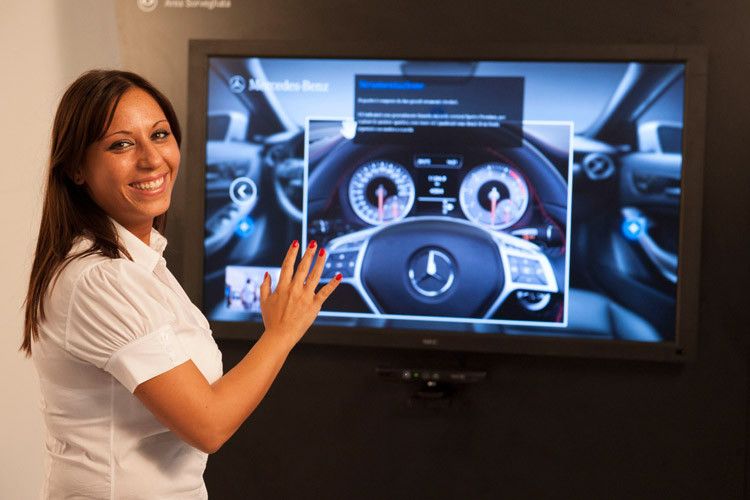 Der Visionary Store in Mailand bietet Kunden die Möglichkeit, ihr Traumauto mit modernster Technik zu konfigurieren. (Foto: Mercedes)