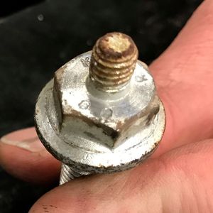 Auch die Kontaktflächen von Befestigungsschrauben sind kein Problem.(Bild:  Holz / »kfz-betrieb«)