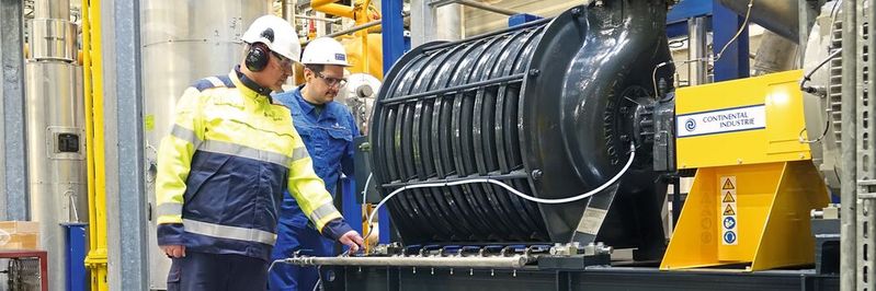 Silvio Schöniger (links), Betriebsleiter bei Air Liquide Deutschland, Werk Wittenberg neben Tobias Boeckh, Geschäftsführer von Continental Industrie, gemeinsam nach der Inbetriebnahme der neuen Gebläseeinheit im Werk Wittenberg.(Bild:  Continental Industrie GmbH)