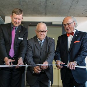 Inauguration ceremony in Sandton, Johannesburg: Rob MacKenzie, Managing Director of Endress+Hauser South Africa, Garth Strachan, Office of the Deputy Director General, Department of Trade and Industry, and Klaus Endress, CEO of the Endress+Hauser Group (from left), cut the ribbon.