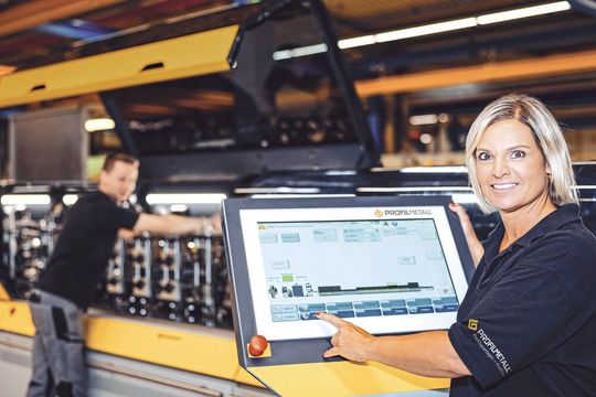 Eine neue Profilieranlage, Komponenten für das Rollformen höher- und hochfester Stähle sowie eine energiesparende Schneideeinheit stellt die Profilmetall-Gruppe auf der diesjährigen Euroblech vor. Eine neue Profilieranlage, Komponenten für das Rollformen höher- und hochfester Stähle sowie eine energiesparende Schneideeinheit stellt die Profilmetall-Gruppe auf der diesjährigen Euroblech vor.