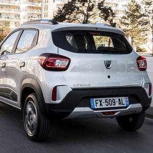 Sein SUV-Styling lässt den Spring stattlich wirken, doch insgesamt fällt das Auto verblüffend klein aus.(Bild:  Dacia)