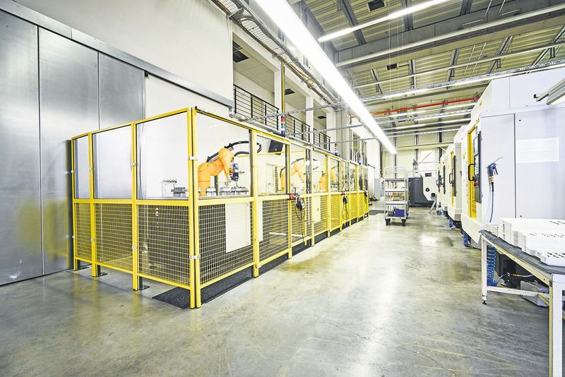 In vier identischen Roboterzellen übernehmen Stäubli TX90 Sechsachser anspruchsvolle Polierarbeiten an den hinterleuchteten Displays der Gangwahlhebel. (Stäubli)