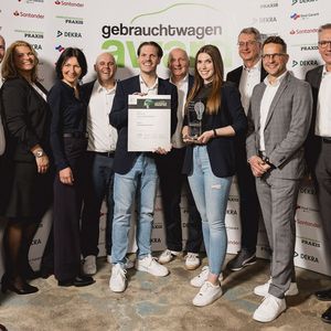 Zum zweiten Mal holt sich Auto Niedermayer aus Neukirchen den Gebrauchtwagen Award: 2014 und jetzt erneut (hier mit Juroren).(Bild:  Stefan Bausewein)