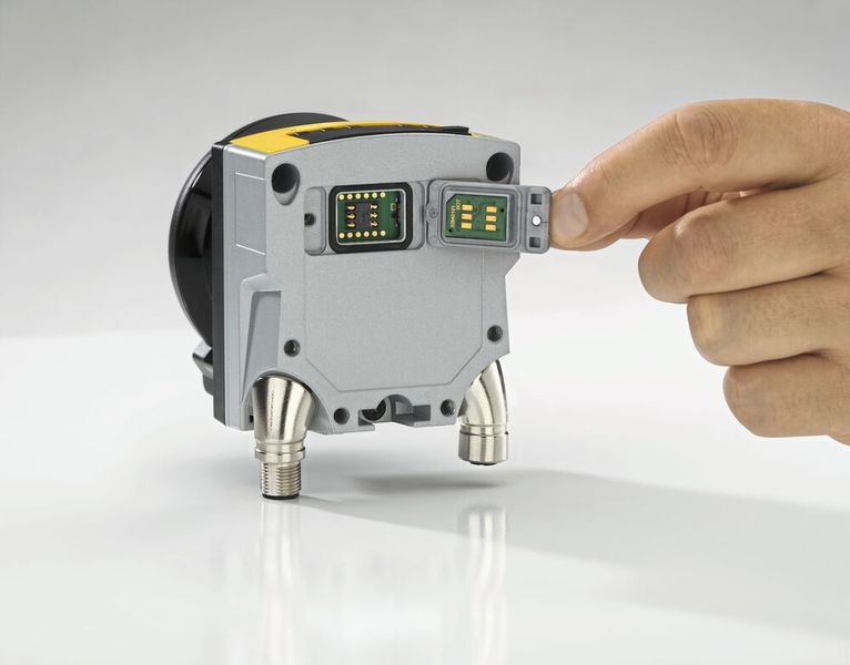 Praktisch beim Austausch: Mit dem wechselbaren Konfigurationsspeicher wird die Konfiguration schnell und einfach auf das neue Gerät übertragen. (Bild: Leuze Electronic GmbH & Co. KG)