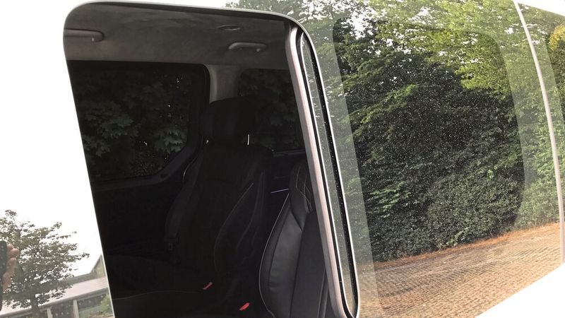 Wer den Staria detailliert in Augenschein nimmt, entdeckt unter anderen noch die Schiebefenster in den Schiebetüren oder die …  (Bild: Wolfgang Michel – VCG)