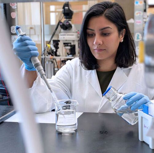 Study first author Dr. Reesha Patel doing research in her lab at Northwestern University Feinberg School of Medicine in Chicago. (Source:  Ben Schamisso / Northwestern University)
