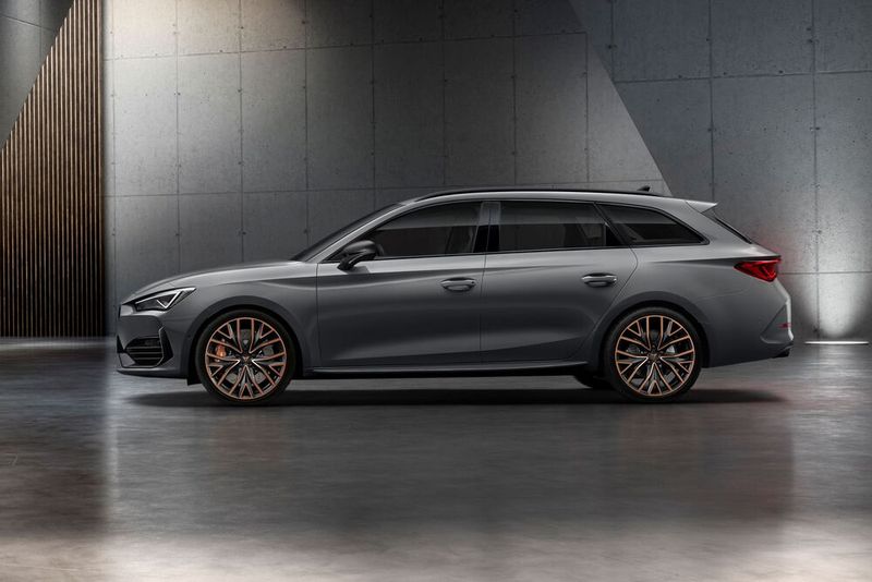 Angetrieben wird der Cupra Leon von einem Zwei-Liter-Benziner mit wahlweise 180 kW/245 PS oder 221 kW/300 PS; wer sich für den Allrad-getriebenen Kombi entscheidet, darf sich sogar über 228 kW/310 PS freuen. (Bild: Cupra)