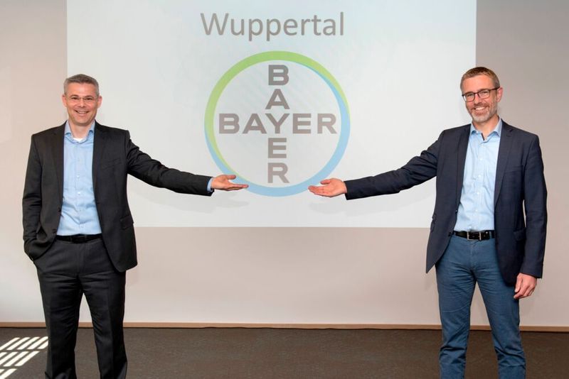 Standortleiterwechsel bei Bayer in Wuppertal: offizielle Verabschiedung von Dr. Holger Weintritt und Begrüßung von Dr. Timo Fleßner (v.l.n.r.) (Bayer)
