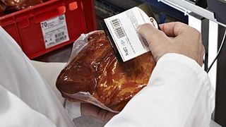 Wenn es bei der Logistik um die Wurst geht, sind sich Handel und Industrie bei der Kennzeichnung künftig einig. Bild: GS1 Germany (Archiv: Vogel Business Media)