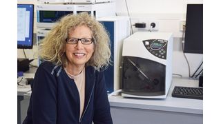 Geschäftsführerin Alexandra Knauer vor einer Knauer Azura HPLC-Anlage mit einem Sedex-100 Detektor  (Knauer)