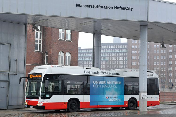 Tanken vor dem Start: Der emissionsfreie Elektrobus Mercedes-Benz Citaro F-Cell-Hybrid kommt von Daimler Buses. Wasserstoff-Brennstoffzellen, die sogenannten „Fuel Cell“, versorgen die Elektromotoren mit Strom. Mit gasförmigem Wasserstoff (H2) und Sauerstoff (O2) aus der Außenluft erzeugen die Brennstoffzellen den Strom für die Fahrmotoren. Nur etwas Wasserdampf strömt als Hinterlassenschaft aus dem Auspuff. (Foto: Hamburger Hochbahn)