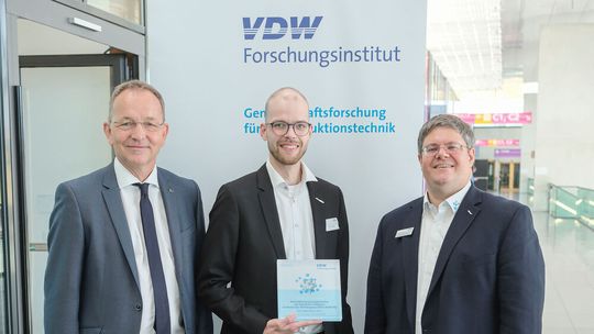 Presentation of the Research Project of the Year 2026 award to Eike Rodenbäck on 17 September 2026. From left: Dr Stephan Kohlsmann, Chairman of the VDW Research Institute; Eike Rodenbäck, DFKI; and Dr Alexander Broos, Managing Director of the VDW Research Institute.(Source:  Messe Stuttgart / Thomas Wagner)