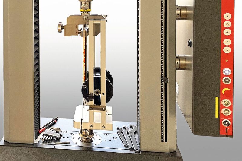 Mechanische Haftungsprüfung an einem Verbundaufbau auf einer Universalprüfmaschine von Zwick Roell zur Bewertung der Verbindung zwischen Materialschichten im Ski-Bau.(Bild:  ZwickRoell GmbH & Co. KG)