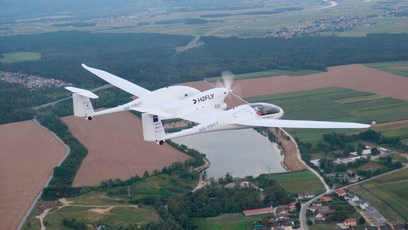 Das Demonstrationsflugzeug „HY4“ startete in Maribor, Slowenien. Es nutzt flüssigen Wasserstoff zum Antrieb seines Brennstoffzellensystems, welches das Flugzeug während des gesamten Fluges mit Energie versorgt.