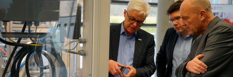 Diskussion über Industrie 4.0 in der Smart Factory Kaiserslautern: das Internet der Dinge ist mehr als nur Fabrikautomation.(Bild:  Benedikt Wagner)