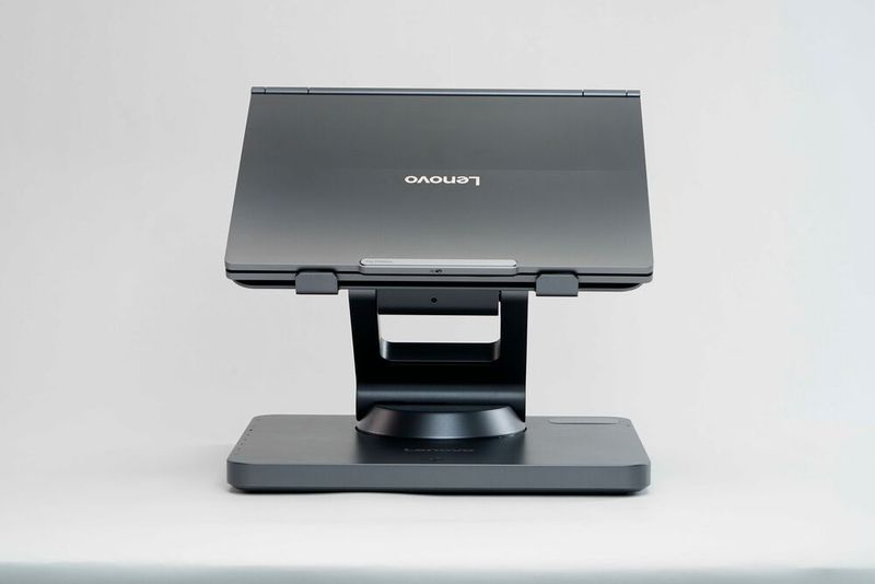 Lenovo Smart Motion Concept ist eine Studie für einen beweglichen und mit Motoren ausgestatteten Notebook-Ständer. Das Gerät folgt durch eine Kamera-Erkennung den Bewegungen des Nutzers, so dass dieser etwa bei Video-Calls immer im Fokus der Webcam bleibt. (Bild: Lenovo)