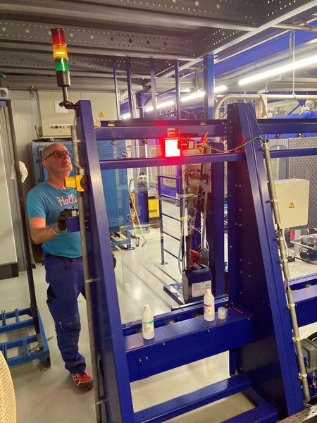 Insgesamt sind drei Kameras in der Anlage installiert. Die Abbildung zeigt die Einschleusung, wo Substrate mit einem 2D-Code gekennzeichnet und über ein Kamerasystem unmittelbar verifiziert werden. (IPF Electronic)