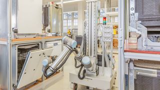 Mobiler Roboter öffnet Spülmaschinentüren automatisch. (Heike Quosdorf / Rainer Bez)