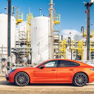 Das Fahrzeug fährt mit E-Fuels.(Bild:  Porsche)