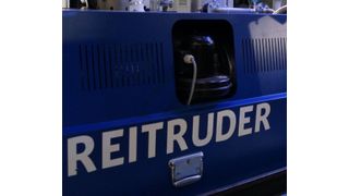 Ein Doppelschnecken-Extruder des Typs REI-truder von Reifenhäuser bildet das Herz der Evolution-Ultra-Fusion-Technologie, mit der Folienhersteller produktiver arbeiten können, dabei noch teure Ressourcen sparen und ihre Folienqualität auch noch verbessern. (Bild: Reifenhäuser)