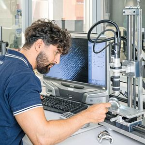 Die Spezialisten bei Mikron Tool sind hoch professionell ausgerüstet. Auch die Kniegelenk-Gusskomponenten sind von einem Zulieferer der Medizintechnik-Branche.(Bild:  Thomas Entzeroth)