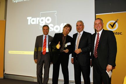 Targo Soft wurde zum Data Protection Partner 2010 geadelt. v.l.n.r. Karsten Scheibel, (Symantec), Wolfgang Wündsch (Targo Soft), Andreas Zeitler und Alexander Neff (beide Symantec) (Archiv: Vogel Business Media)