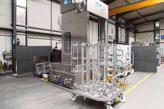 Drehtelleranlage Ocean von BvL mit speziellem Warenträger, der die Karosserieteile exakt auf die zu reinigenden Stellen positioniert. Drehtelleranlage Ocean von BvL mit speziellem Warenträger, der die Karosserieteile exakt auf die zu reinigenden Stellen positioniert.