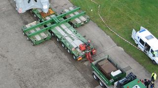 Für den Transport eines 300 t schweren Gussteils, das in einer aufwendigen Aktion mit drei Tiefladern nebeneinander gekoppelt über ein 600 m lange Brücke jongliert werden musste, wurde die Spedition Kübler mit dem Esta Award of Excellence „Job of the Year“ ausgezeichnet. Bild: Kübler (Archiv: Vogel Business Media)