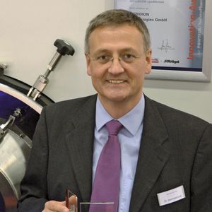 Bernhard Luy, Geschäftsführer von Meridion Technologies: „Die grundsätzlichen Voraussetzungen sind absolut vergleichbar mit der klassischen Gefriertrocknung. Der wesentliche Unterschied liegt im Handling durch Schwerkraft.“