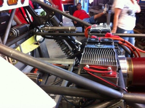 Detailansicht des elektrisch angetriebenen Offroad-Racers EV1 (SRI)