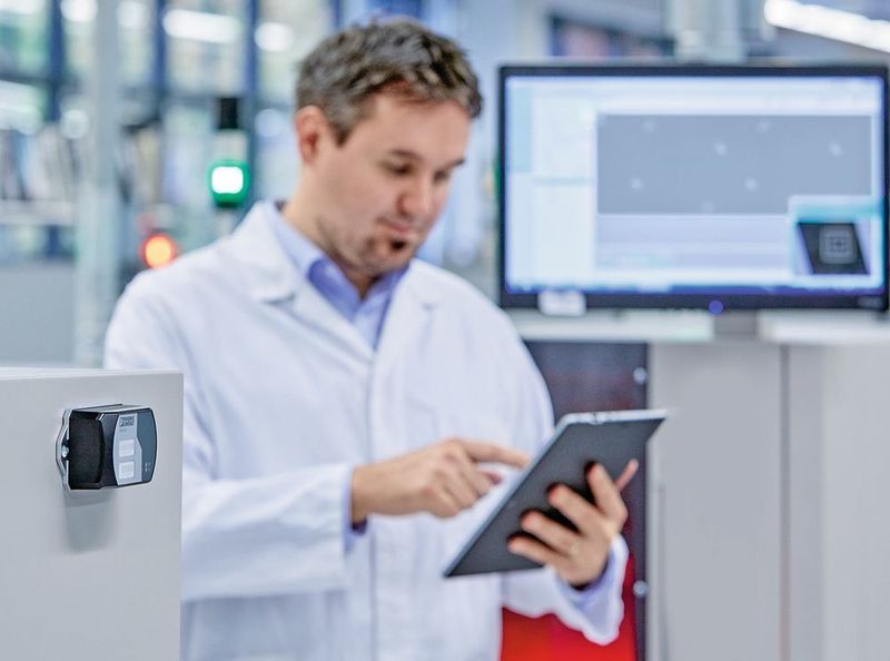 Bild 2: Immer mehr Maschinenhersteller bieten ihren Kunden die Nutzung von Smart Devices wie Tablets oder Datenbrillen an der Maschine an. (Phoenix Contact)
