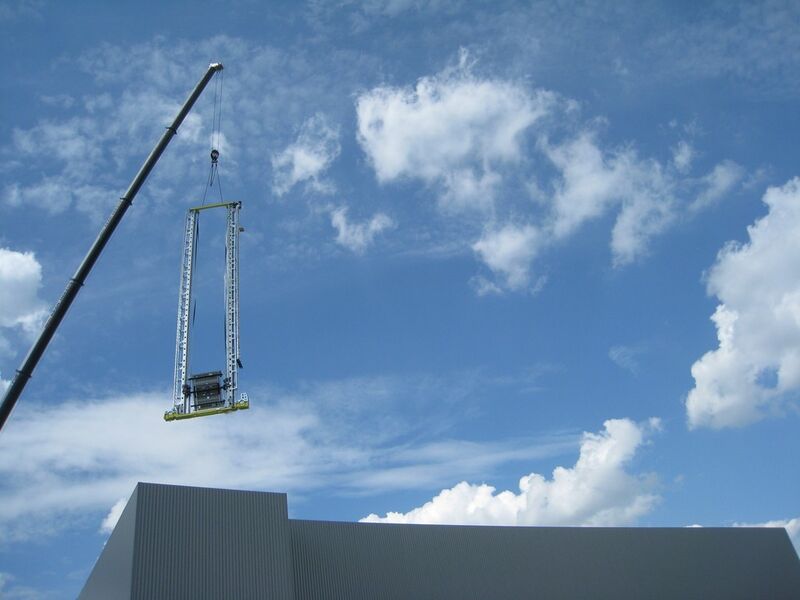 Die zwölf neuen Regalbediengeräte für das Feuchtwangener Produktionswerk von Rehau sind rund 20 m hoch. (Bild: Hörmann Logistik)