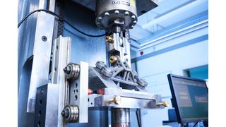 Hier wird am Fraunhofer IWM ein additiv gefertigtes Metallteil in einer Testvorrichtung zyklisch belastet, nachdem seine hochbeanspruchten Oberflächenzonen mechanisch nachbehandelt wurden. Jetzt weiß man schon vor der Fertigung, wo man nachbehandeln muss ... (Bild: Fraunhofer IWM)