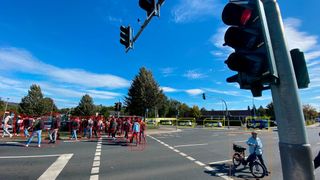 Sichere Fußgängerampel: Forscher haben eine Ampelanlage mit Lidar-Sensoren und künstlicher Intelligenz ausgerüstet.  (Fraunhofer IOSB-INA)