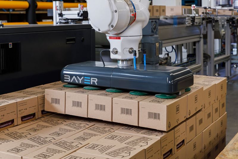 Das Palettiersystem realisiert das vorgegebene Lagebild, indem der Greifer immer jeweils zwei mal fünf Kartons gleichzeitig aufnimmt und an den passenden Stellen platziert. (Bild: Yaskawa Europe)