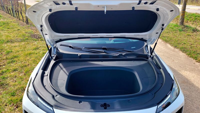 Ein recht großer Frunk mit 125 Litern Fassungsvermögen ergänzt den Gepäckraum hinten im Fahrzeug. (Bild: Wehner - VCG)