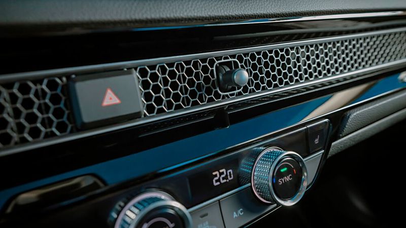 Statt vieler einzelner Düsen haben die Japaner der Lüftung ein durchlaufendes Gitter ins Armaturenbrett gelegt, hinter dem sich die Klimaautomatik austobt. (Bild: Honda)